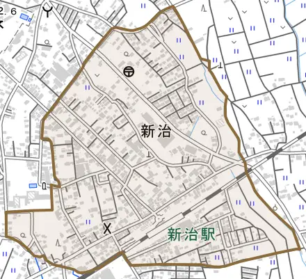 新治とその周辺の地図。町の範囲を重ねている