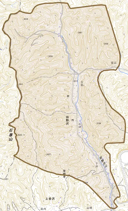 大字田野沢とその周辺の地図。町の範囲を重ねている