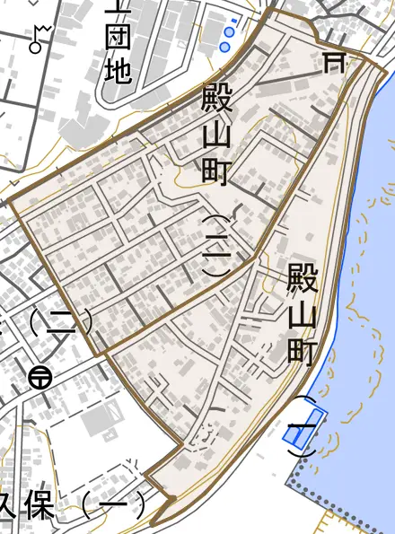 殿山町とその周辺の地図。町の範囲を重ねている