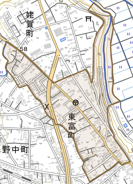 東富町とその周辺の地図。町の範囲を重ねている