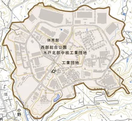 工業団地とその周辺の地図。町の範囲を重ねている