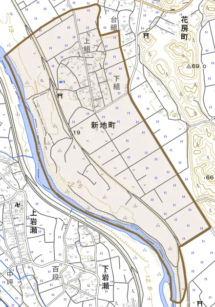 新地町とその周辺の地図。町の範囲を重ねている