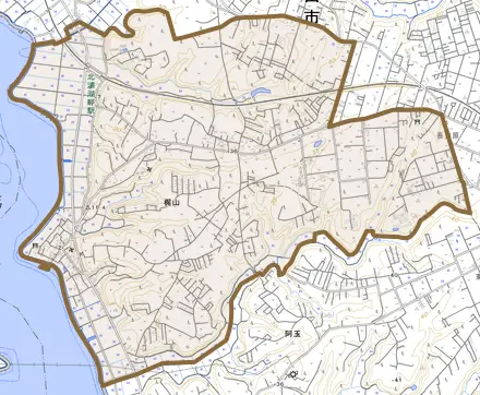 梶山とその周辺の地図。町の範囲を重ねている