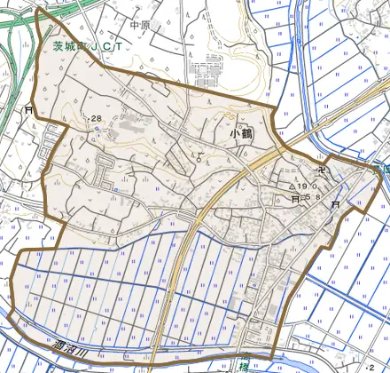 大字小鶴とその周辺の地図。町の範囲を重ねている