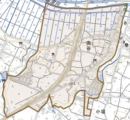 大字奥谷とその周辺の地図。町の範囲を重ねている