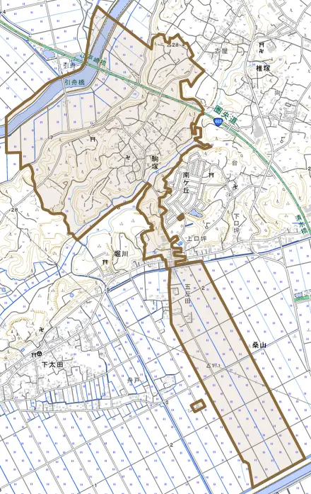 駒塚とその周辺の地図。町の範囲を重ねている