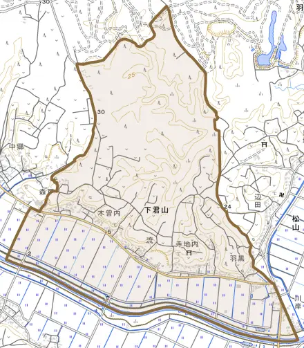 下君山とその周辺の地図。町の範囲を重ねている
