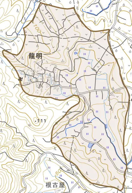 龍明とその周辺の地図。町の範囲を重ねている