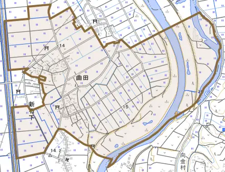 曲田とその周辺の地図。町の範囲を重ねている