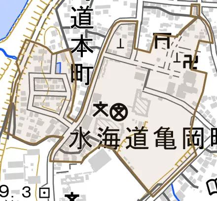 水海道亀岡町とその周辺の地図。町の範囲を重ねている
