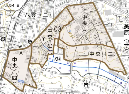中央とその周辺の地図。町の範囲を重ねている