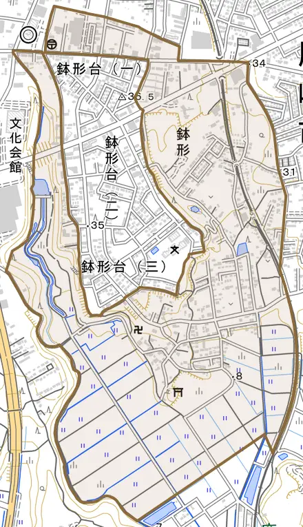 大字鉢形とその周辺の地図。町の範囲を重ねている