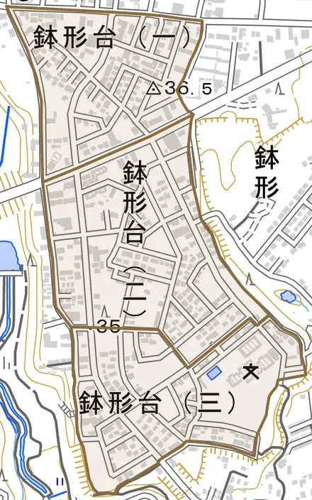 鉢形台とその周辺の地図。町の範囲を重ねている