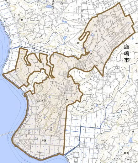 大字津賀とその周辺の地図。町の範囲を重ねている