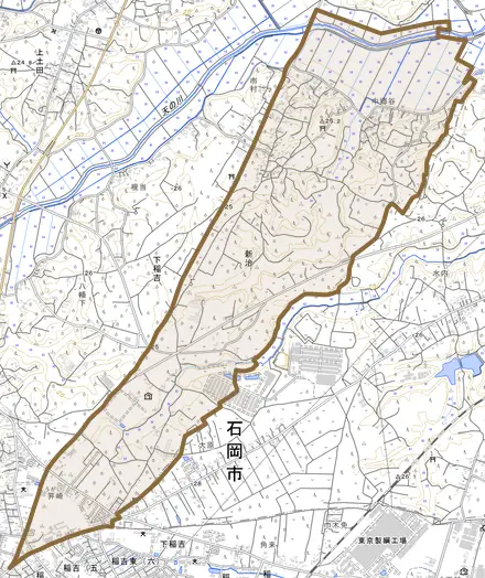 新治とその周辺の地図。町の範囲を重ねている