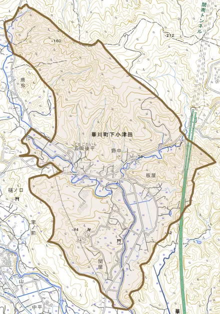 華川町下小津田とその周辺の地図。町の範囲を重ねている