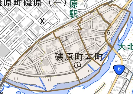 磯原町本町とその周辺の地図。町の範囲を重ねている