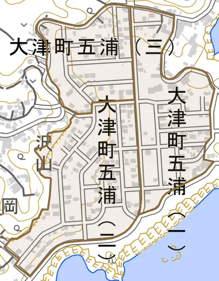 大津町字五浦とその周辺の地図。町の範囲を重ねている