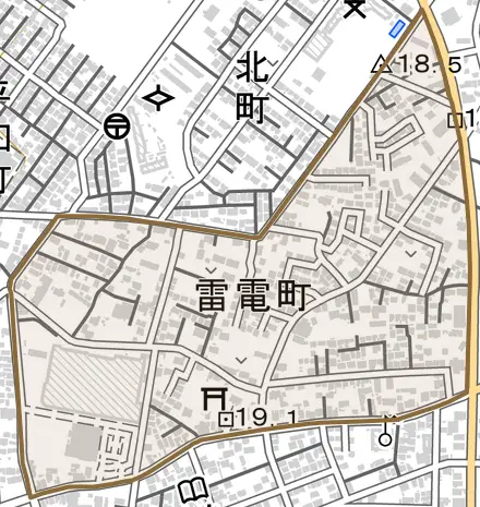 雷電町とその周辺の地図。町の範囲を重ねている