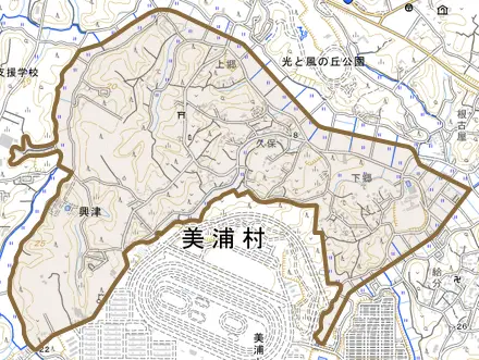 大字興津とその周辺の地図。町の範囲を重ねている