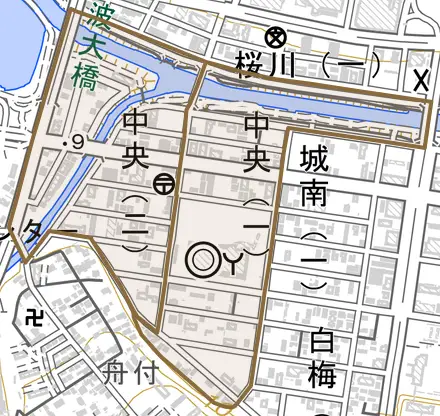 中央とその周辺の地図。町の範囲を重ねている