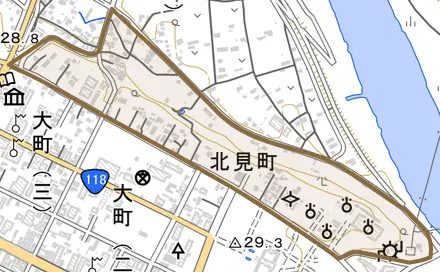 北見町とその周辺の地図。町の範囲を重ねている