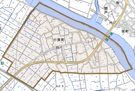 小泉町とその周辺の地図。町の範囲を重ねている