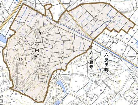 谷田町とその周辺の地図。町の範囲を重ねている