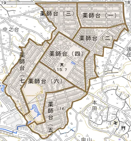 薬師台とその周辺の地図。町の範囲を重ねている