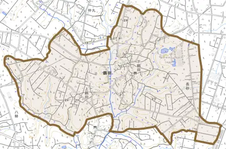 鶴田とその周辺の地図。町の範囲を重ねている