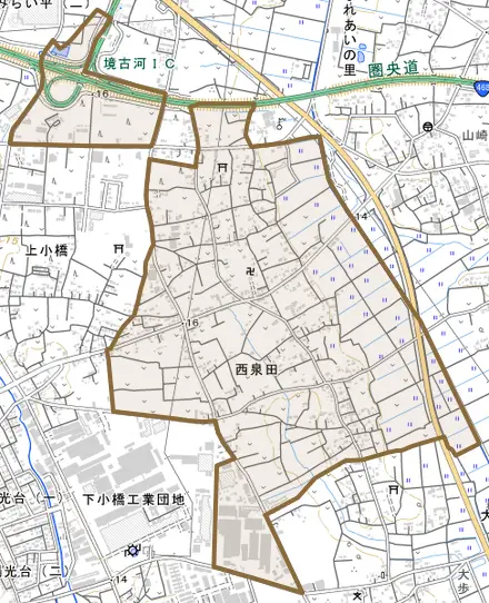 大字西泉田とその周辺の地図。町の範囲を重ねている