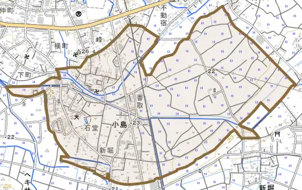 小島とその周辺の地図。町の範囲を重ねている
