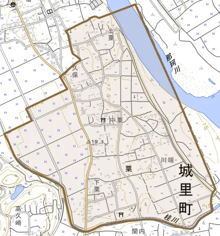 大字粟とその周辺の地図。町の範囲を重ねている