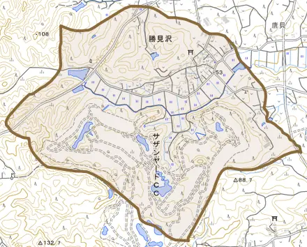 大字勝見沢とその周辺の地図。町の範囲を重ねている