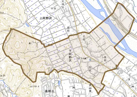 大字下阿野沢とその周辺の地図。町の範囲を重ねている