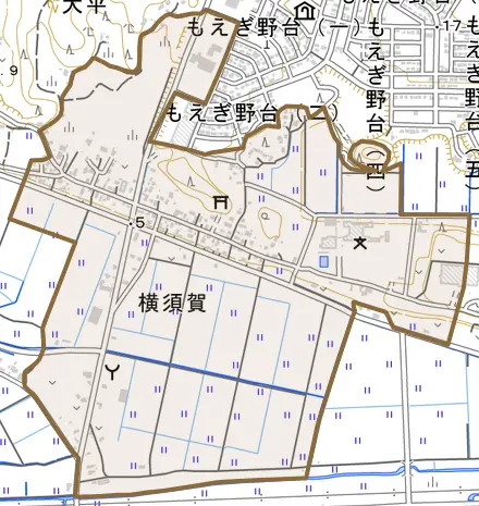 大字横須賀とその周辺の地図。町の範囲を重ねている