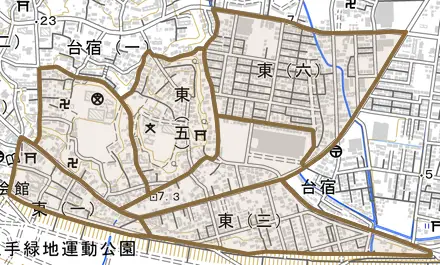 東とその周辺の地図。町の範囲を重ねている