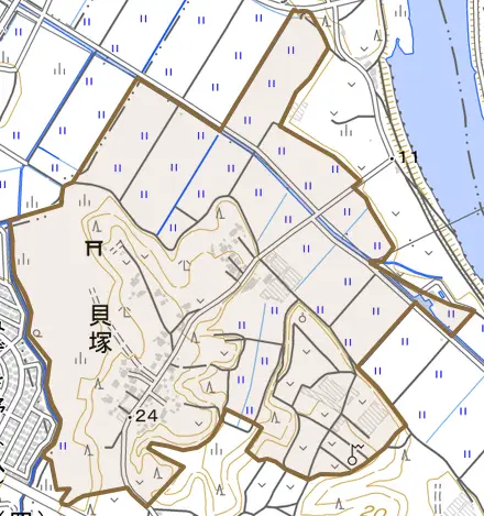 貝塚とその周辺の地図。町の範囲を重ねている