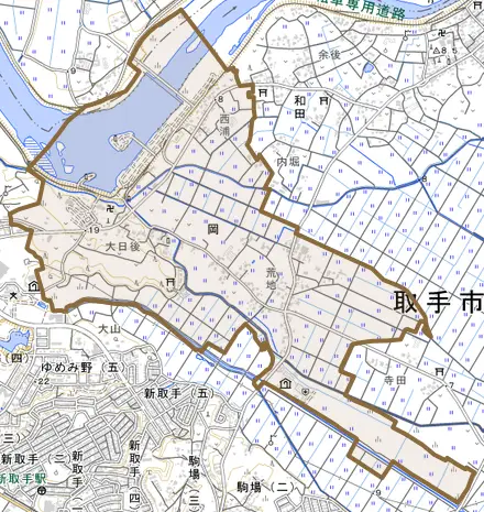 岡とその周辺の地図。町の範囲を重ねている