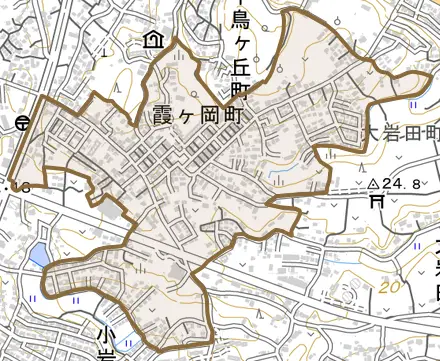 霞ケ岡町とその周辺の地図。町の範囲を重ねている