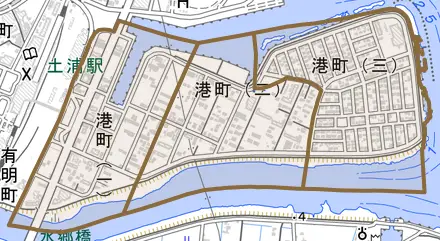 港町とその周辺の地図。町の範囲を重ねている