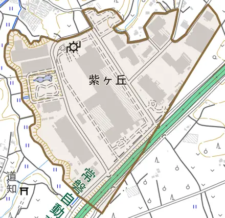 紫ケ丘とその周辺の地図。町の範囲を重ねている