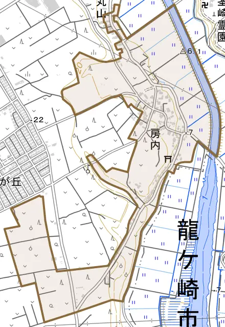房内とその周辺の地図。町の範囲を重ねている