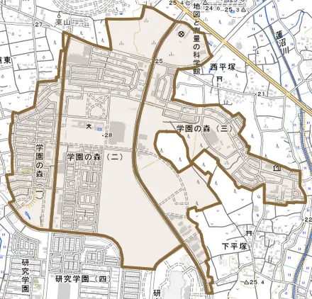 学園の森とその周辺の地図。町の範囲を重ねている