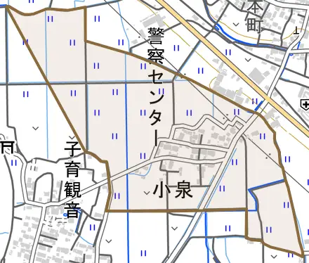 小泉とその周辺の地図。町の範囲を重ねている