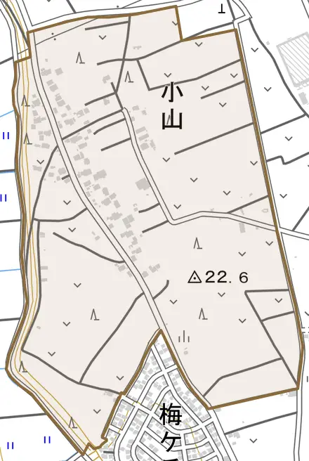 小山とその周辺の地図。町の範囲を重ねている