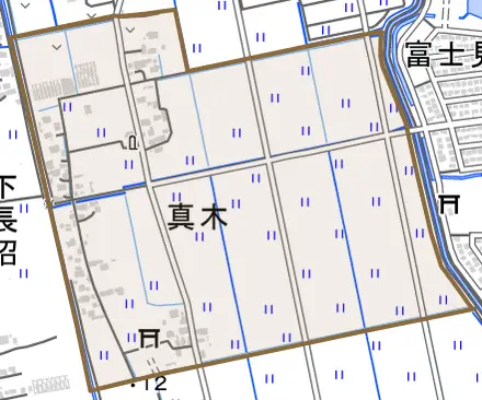 真木とその周辺の地図。町の範囲を重ねている