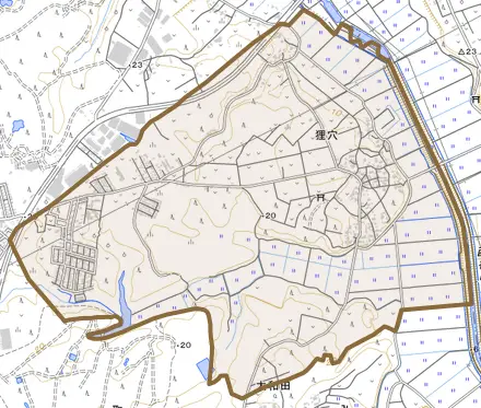 狸穴とその周辺の地図。町の範囲を重ねている