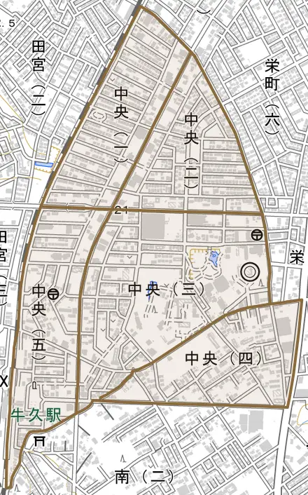 中央とその周辺の地図。町の範囲を重ねている