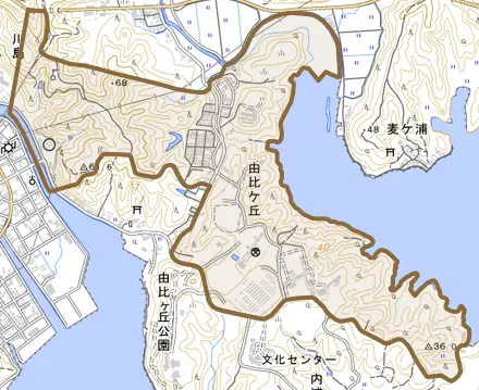 字由比ケ丘とその周辺の地図。町の範囲を重ねている